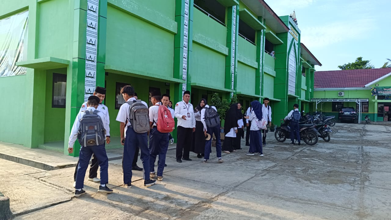 Sambutan Hangat di Gerbang Madrasah, Cara MTsN 1 Way Kanan Tanamkan Disiplin