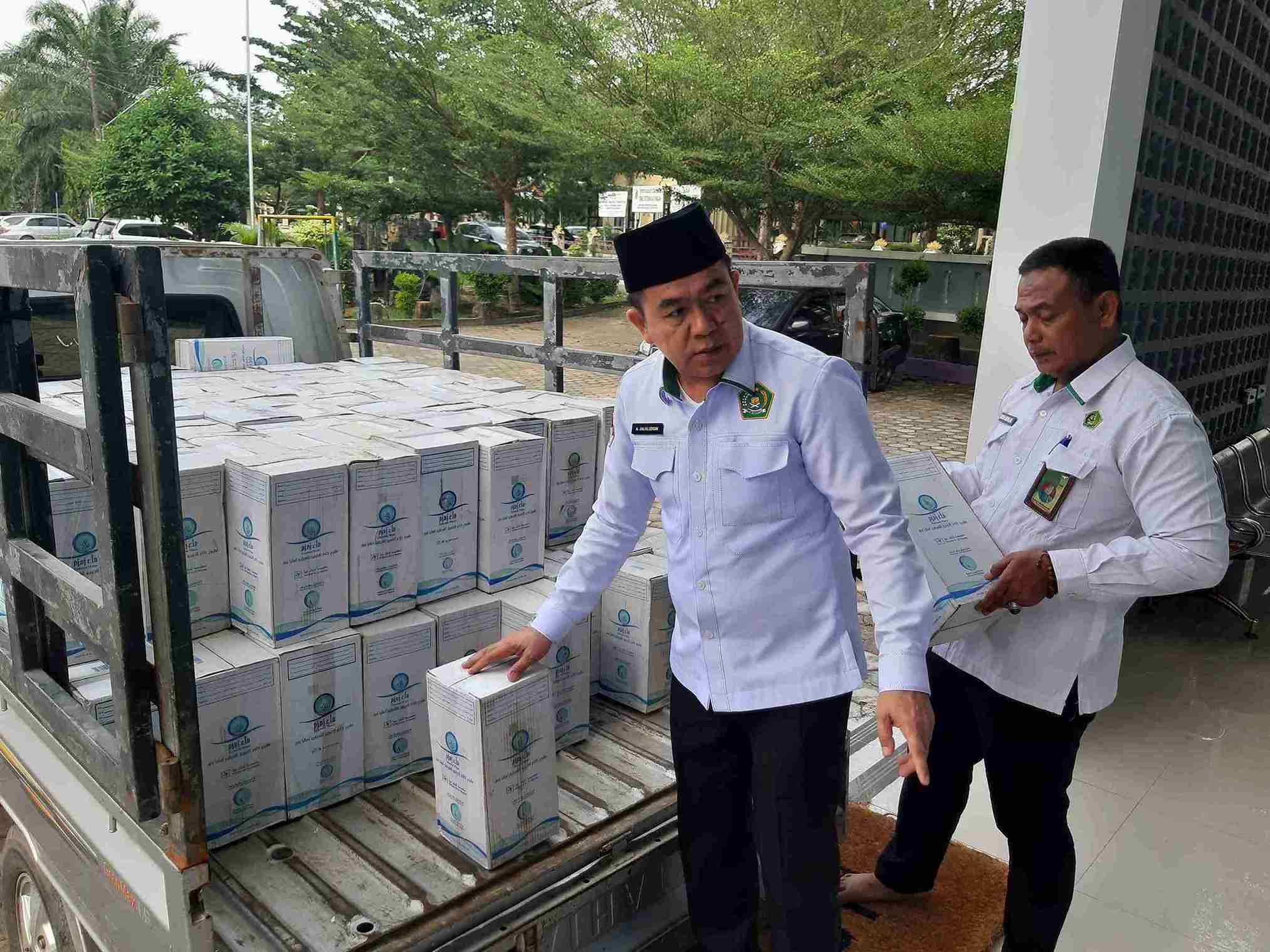 Kakankemenag Tulang Bawang Kawal Ketat Kadatangan Air Zamzam, Pastikan Pendistribusian Berjalan Aman