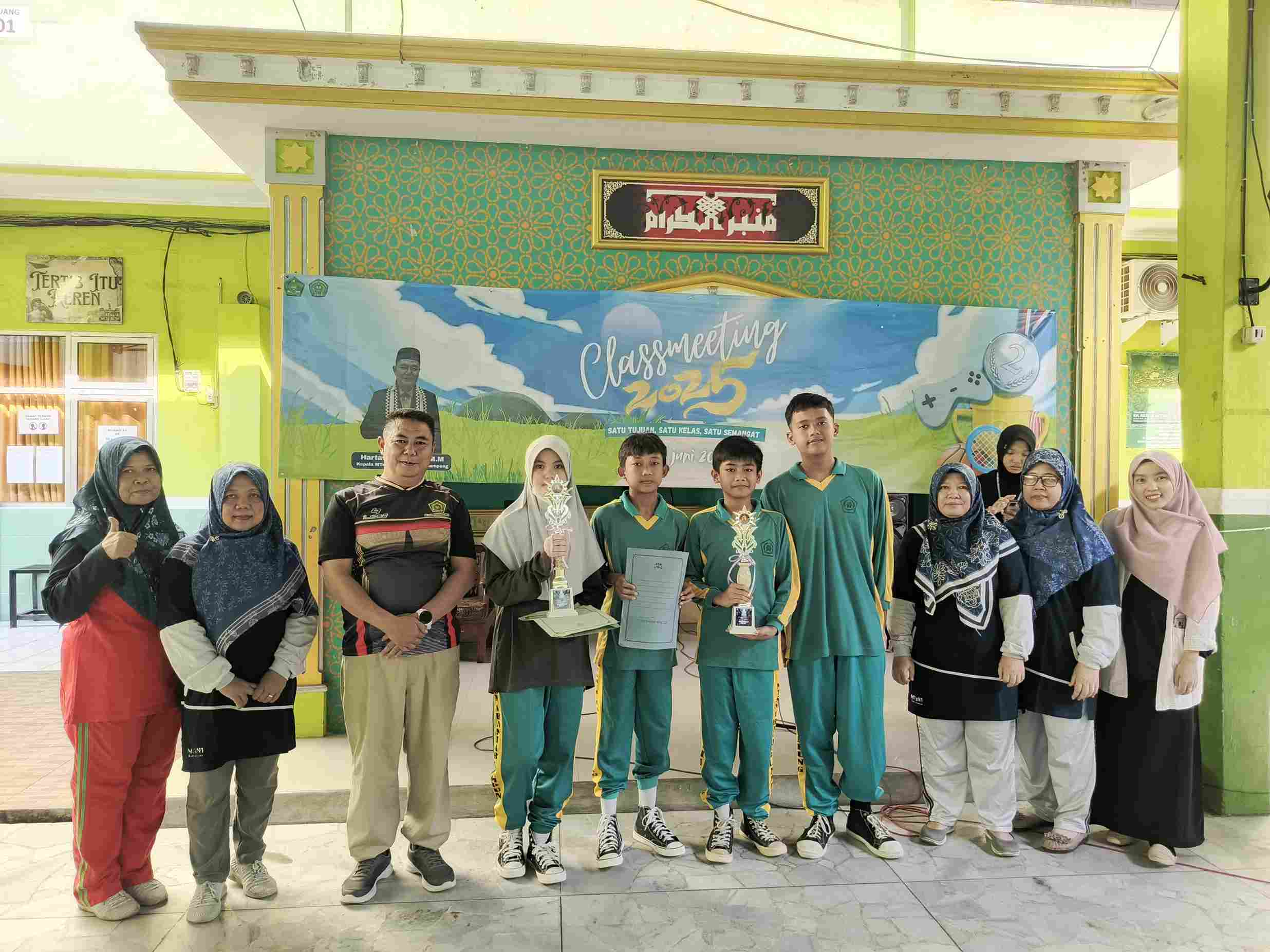 Siswa Berprestasi Serahkan Piala kepada Kepala Madrasah di Aula MTsN 1 Bandar Lampung