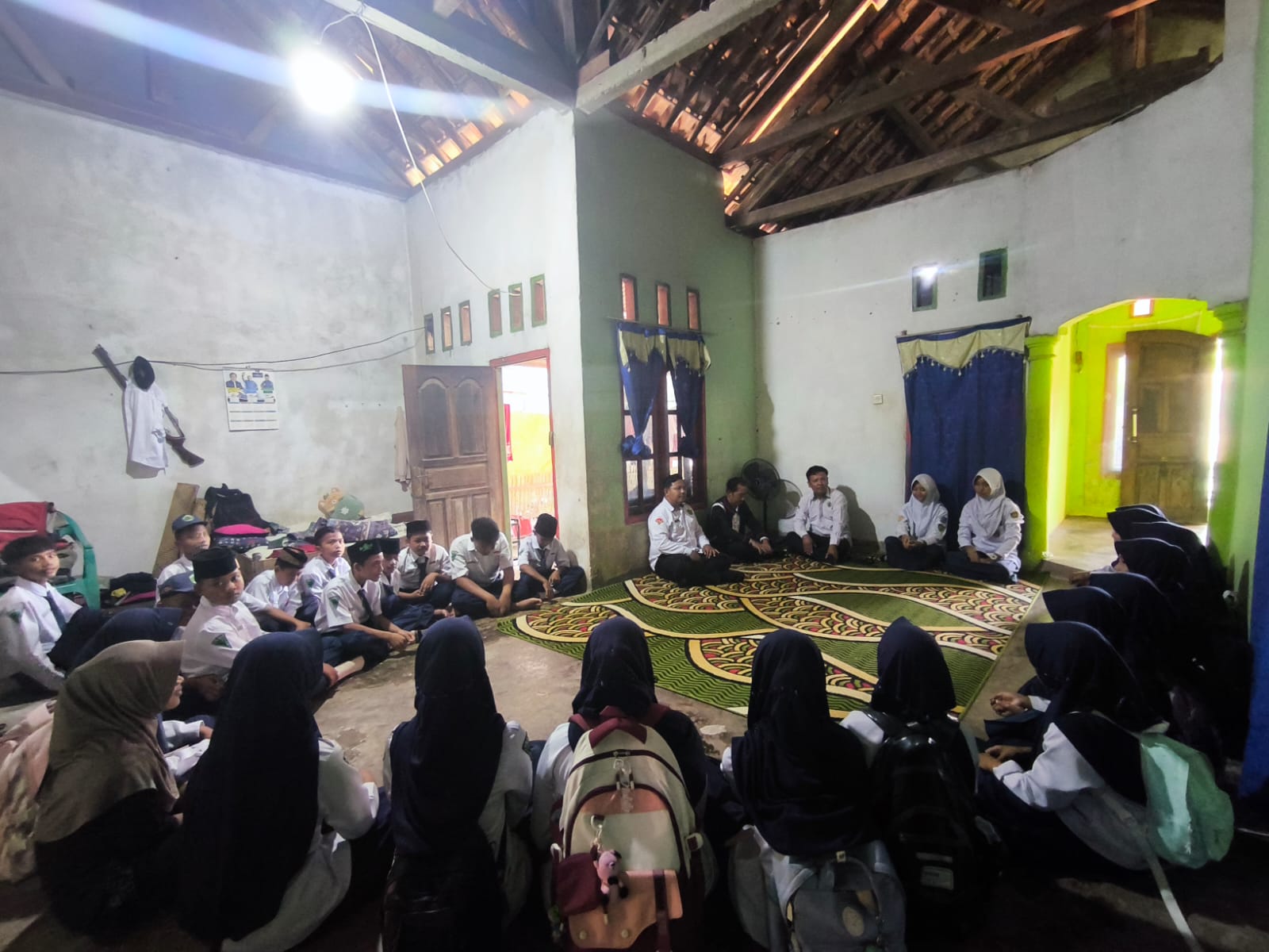 Wujud Empati, Guru dan Siswa MTsN 1 Way Kanan Kunjungi Rumah Siswi yang Berduka