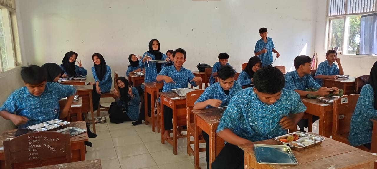 Implementasi Program Makan Bergizi Gratis (MBG) Hari Kedua di MAN 1 Way Kanan: Upaya Intervensi Gizi untuk Meningkatkan Kesehatan dan Konsentrasi Belajar Siswa
