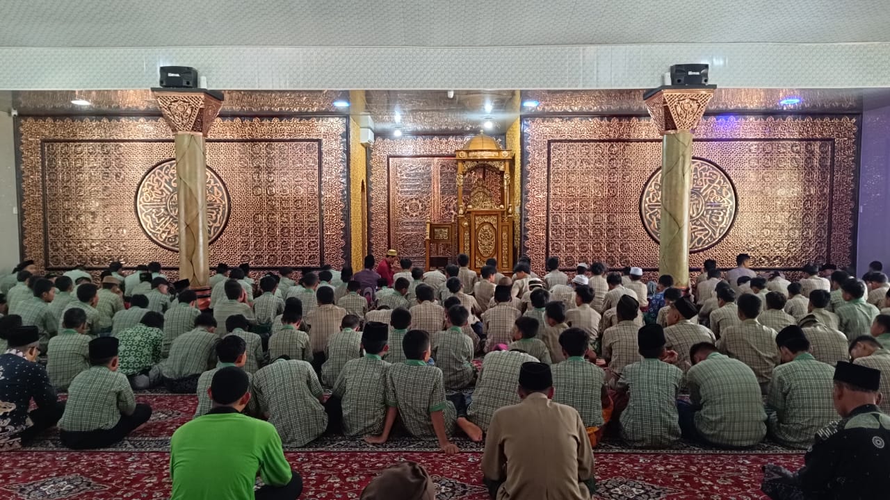 Menapak Cahaya Iman, Siswa MTsN 1 Way Kanan Laksanakan Salat Zuhur Berjamaah