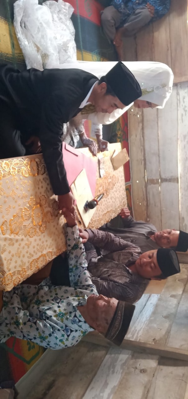Hari Pertama Masuk Kerja Penghulu Way Kenanga Ali Rahman Langsung Laksanakan Tugas Pencatatan Nikah