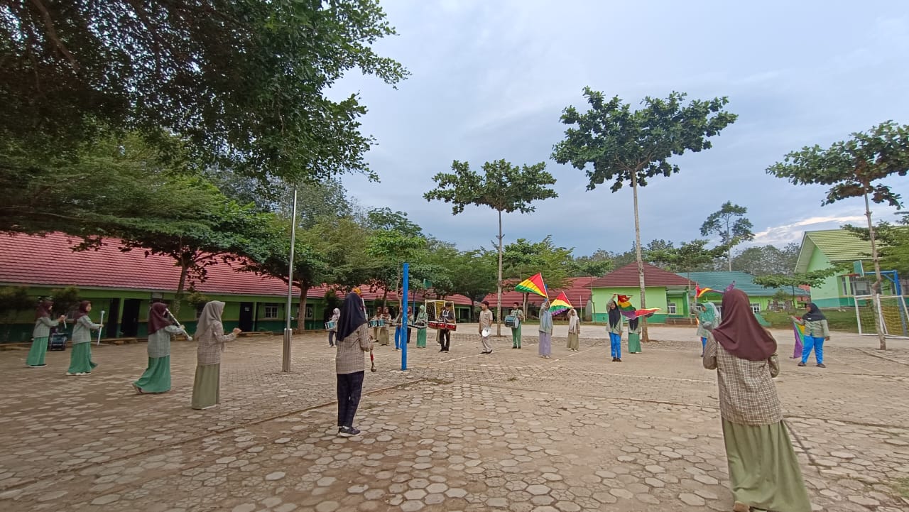 Drumband "Gema Najjaha Abadan" MTsN 1 Way Kanan Panaskan Semangat Sambut Siswa Baru