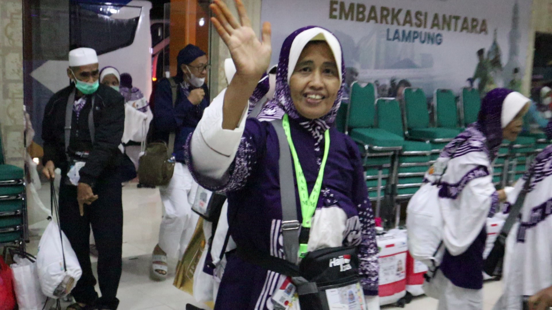 Haru Bahagia Sambut Kepulangan 393 Jamaah Haji Bandar Lampung Kloter 12 JKG