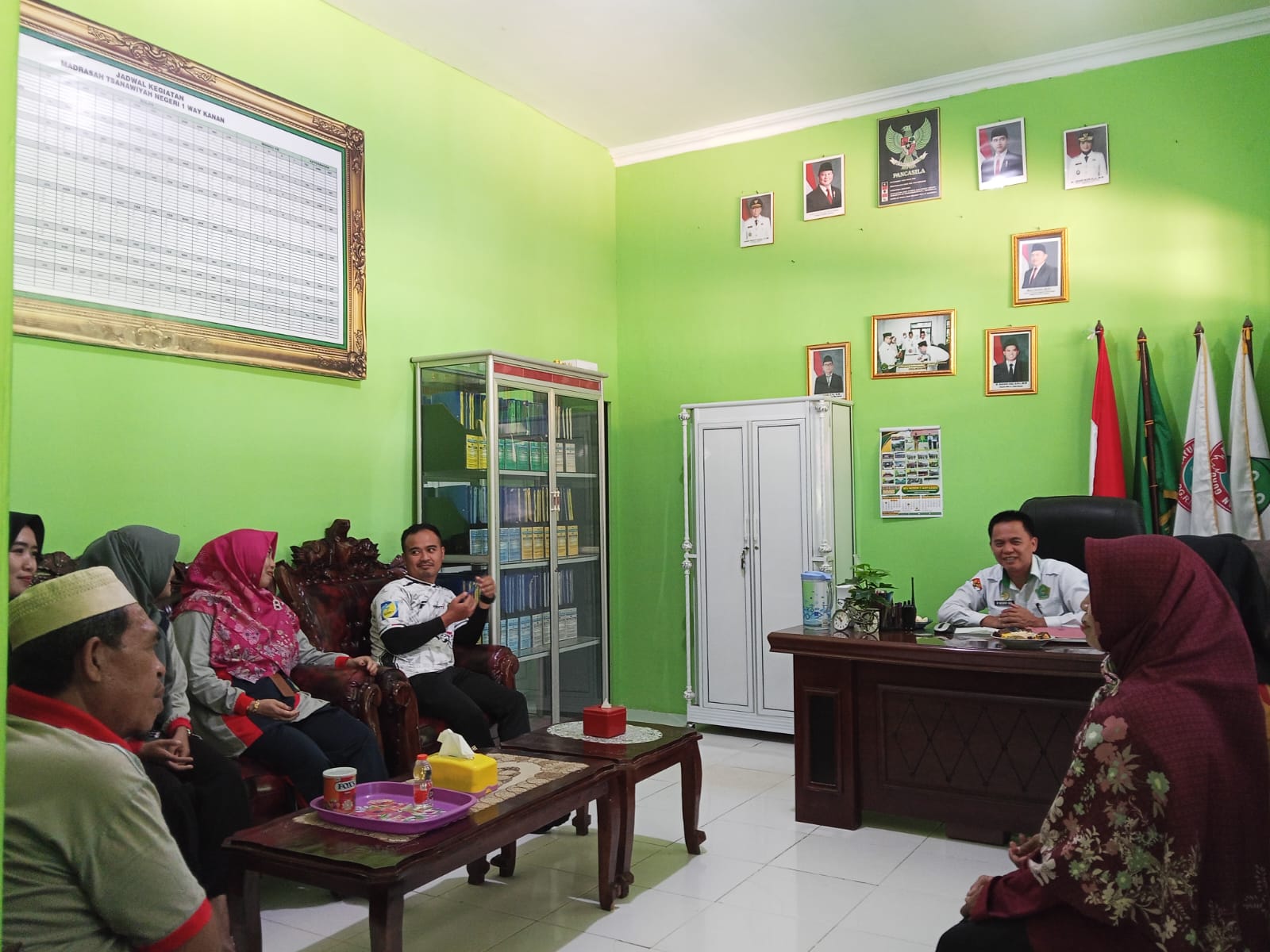 Keluarga Besar MTsN 1 Way Kanan Beri Dukungan untuk Anak Guru yang Dirawat