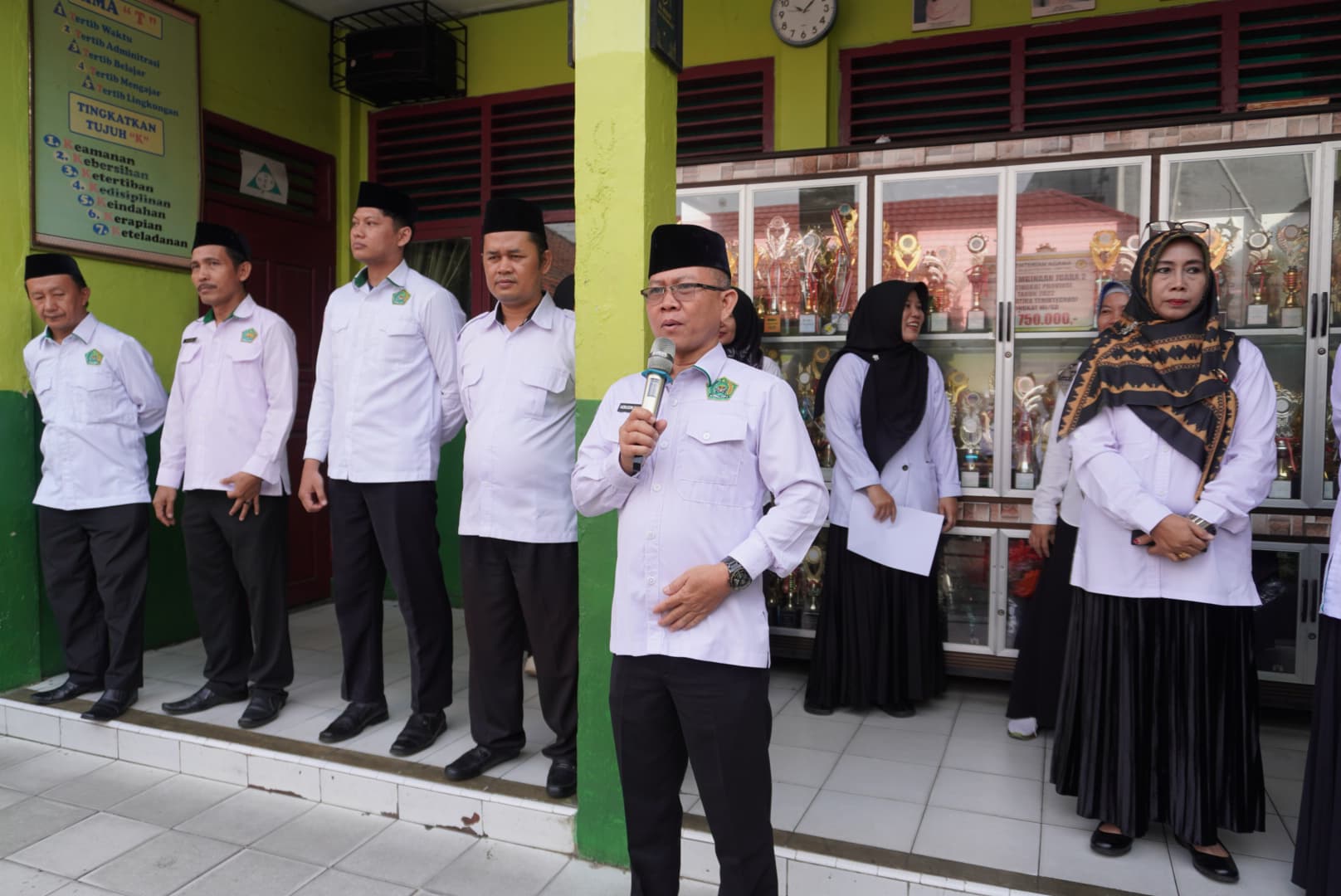Hizbuddin Burmelli Tutup Classmeeting MIN 1 Bandar Lampung dengan Pembagian Hadiah: “Ekspresikan Minat dan Bakatmu, Pastikan Dirimu Juara”