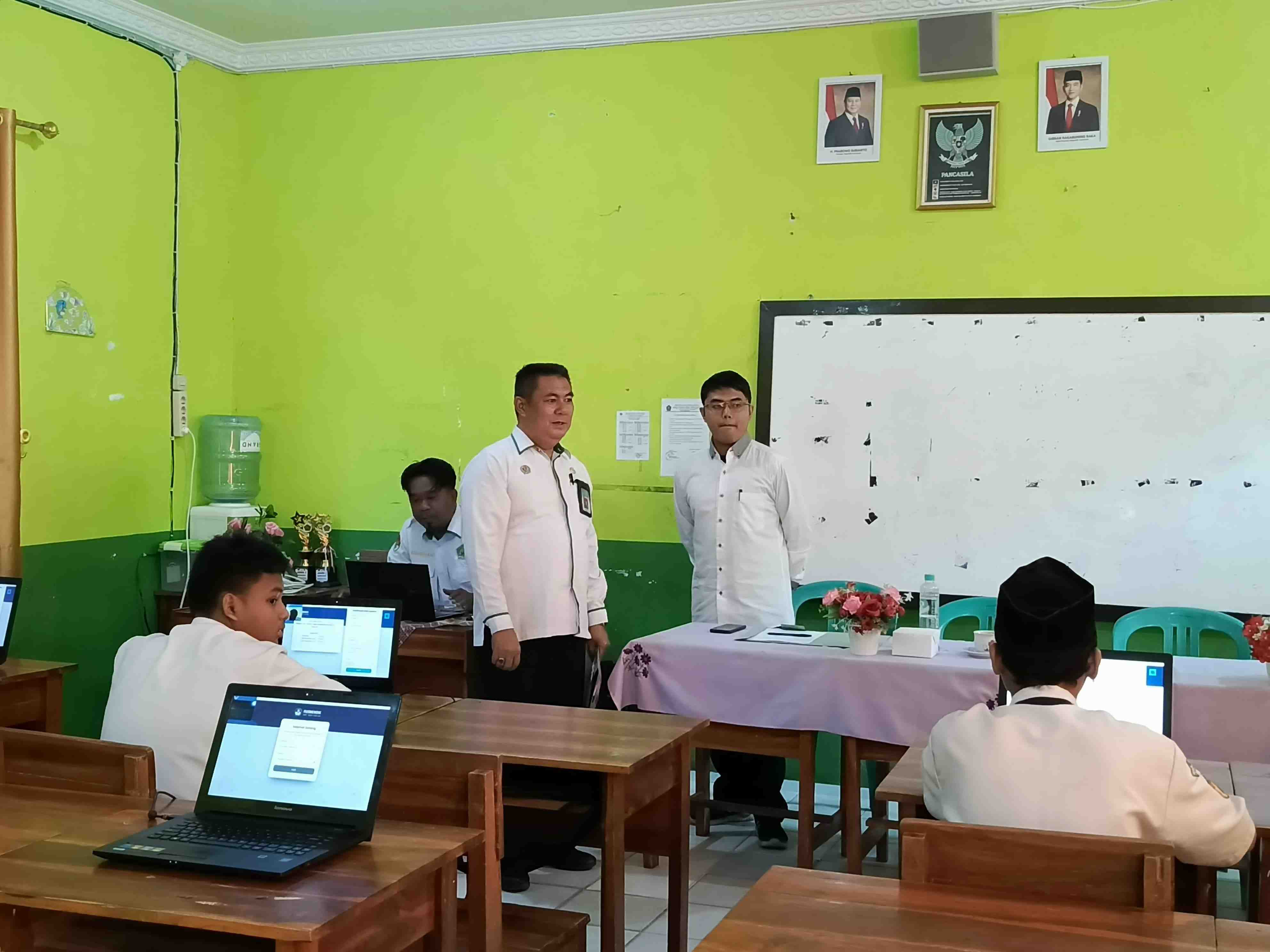 MTsN 1 Bandar Lampung Dorong Lahirnya Saintis Muda, Kepala Madrasah Tinjau Langsung OSN 2025