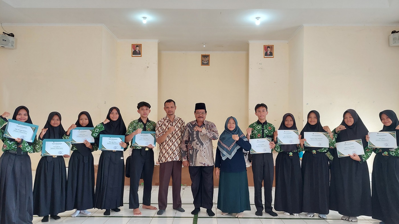 MTsN 1 Mesuji Umumkan Juara Kelas dan Serahkan Uang Pembinaan Siswa Berprestasi