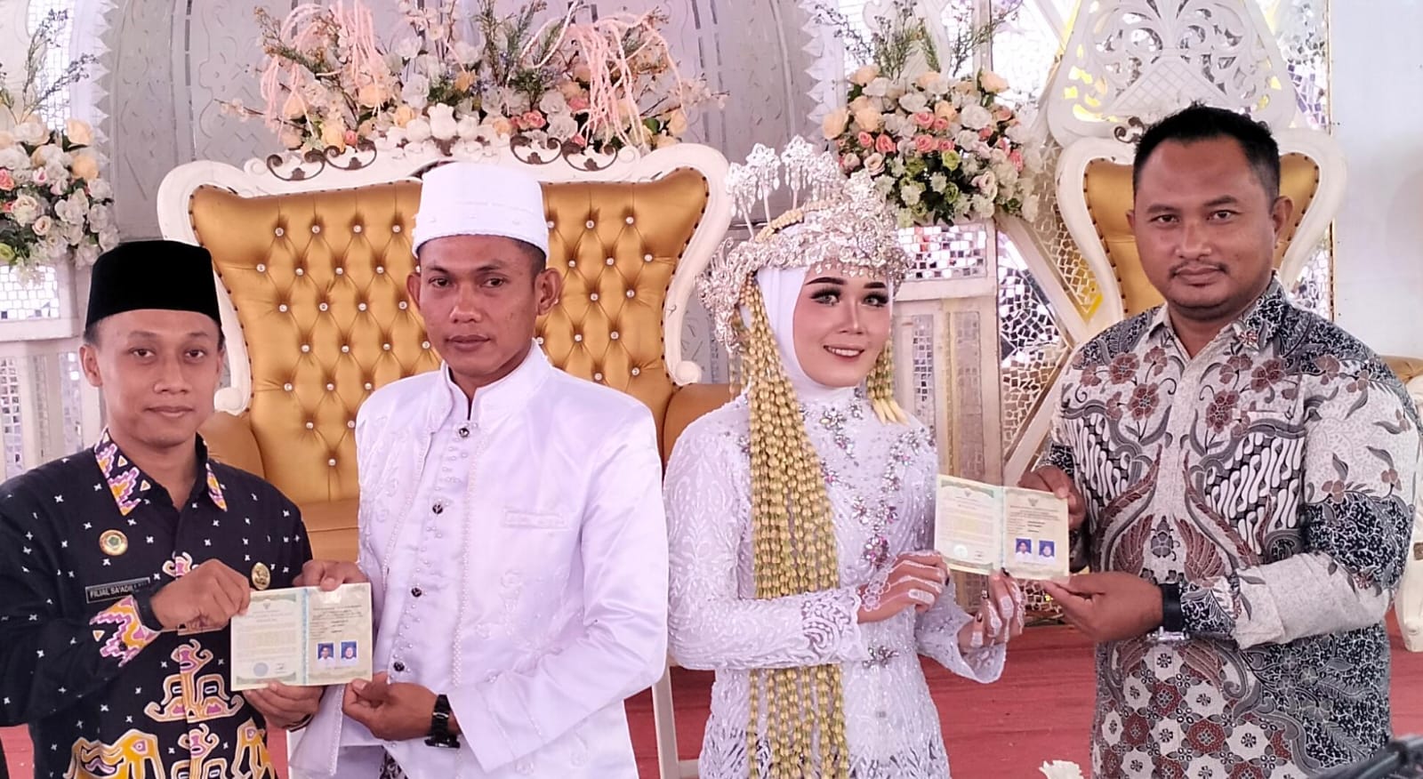 Penghulu KUA Kecamatan Negara Batin Laksanakan Tugas Nikah Luar Kantor