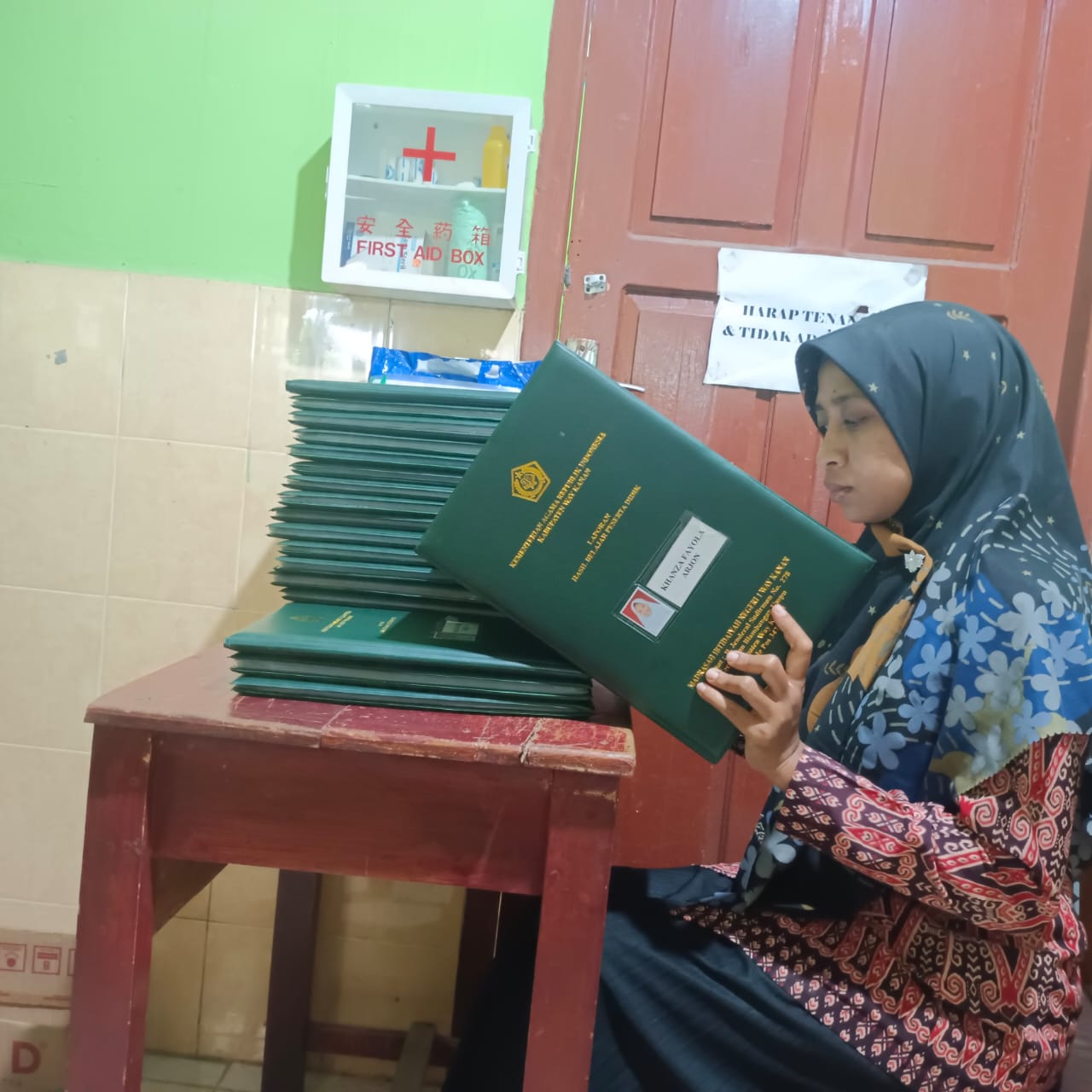 Guru MIN 1 Way Kanan Tetap Semangat Susun Rapor Siswa di Tengah Tantangan