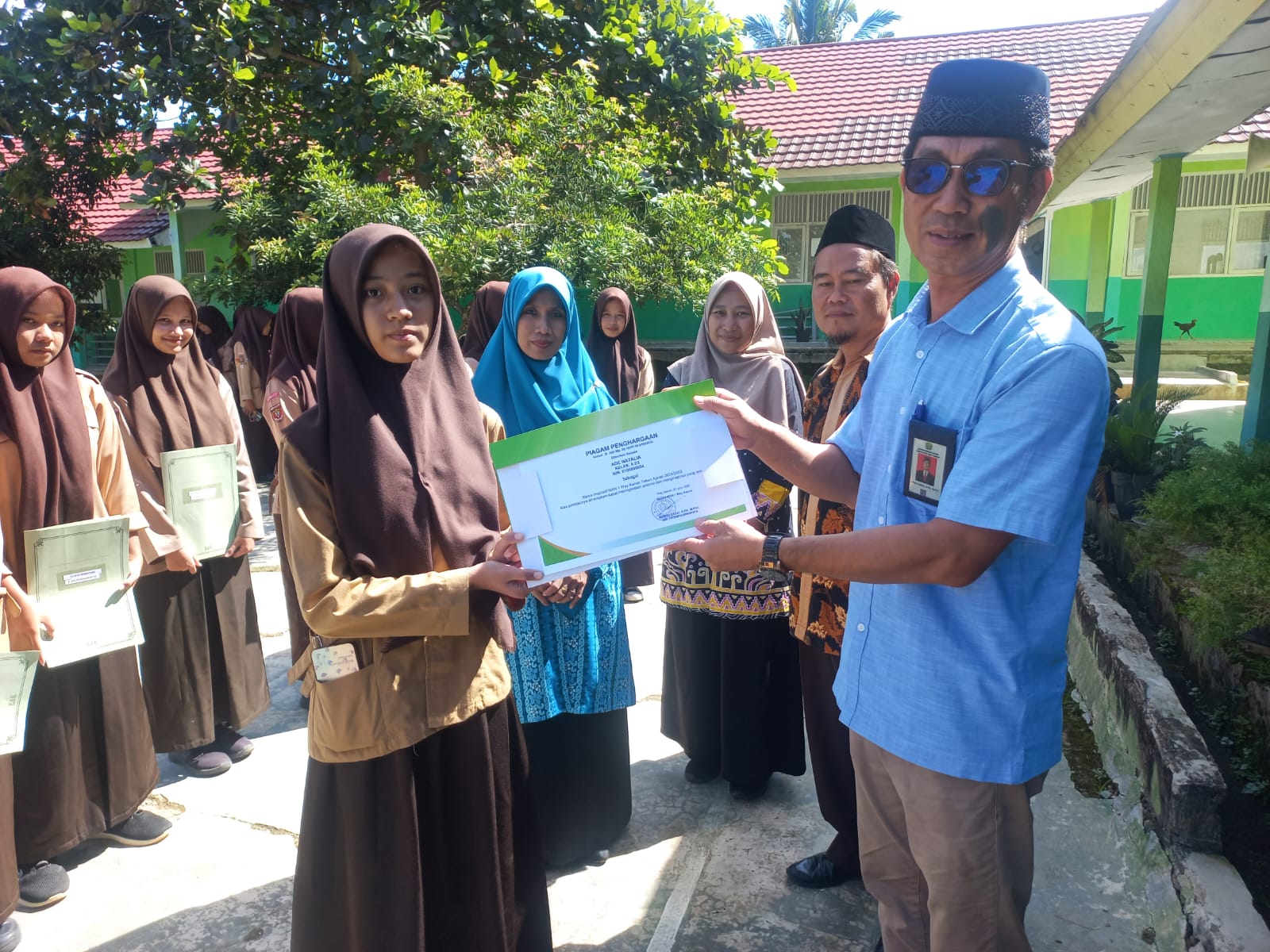 Karakter Unggul Pelajar Madrasah: Telaah terhadap Kedisiplinan dan Aktivisme Ade Natalia di MAN 1 Way Kanan