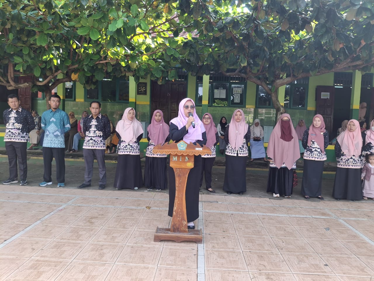 Pembagian Raport SISiswa MIN 1 Way Kanan Tahun Pelajaran 2024/2025