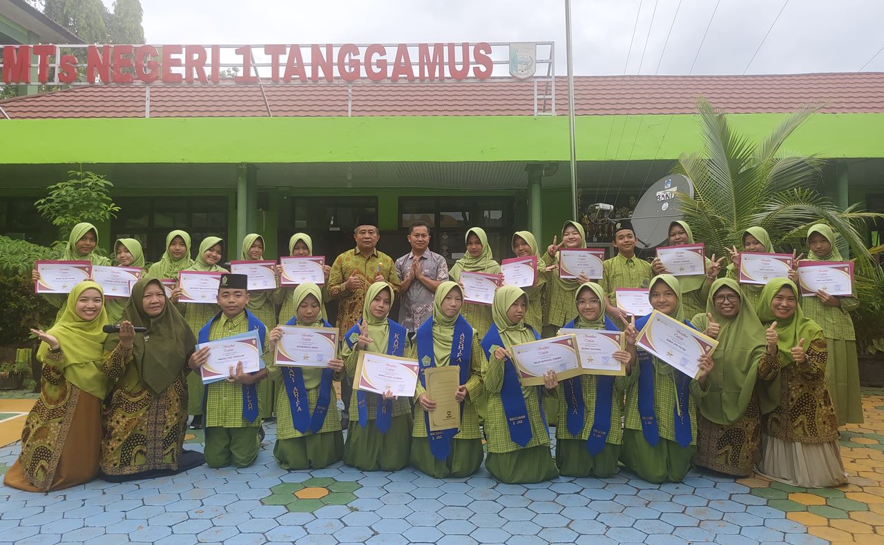Penghafal Al-Qur’an Diberi Penghargaan di MTsN 1 Tanggamus, Puluhan Siswa Terima Sertifikat dan Selempang