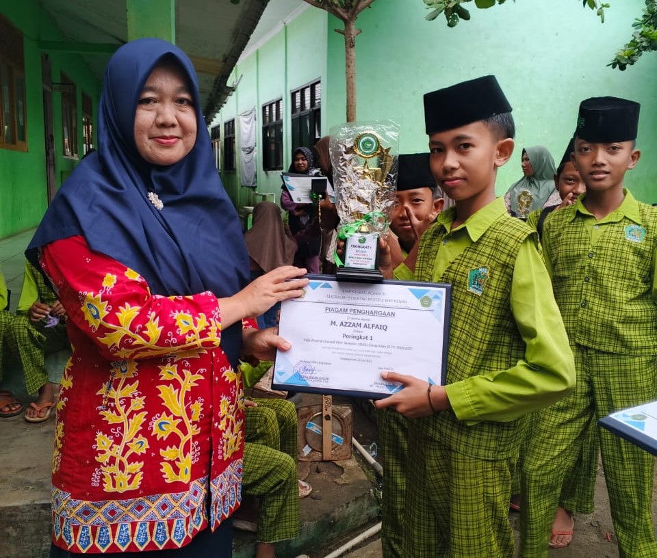 Pembagian Raport Siswa MIN 2 Way Kanan Tahun Pelajaran 2024/2025