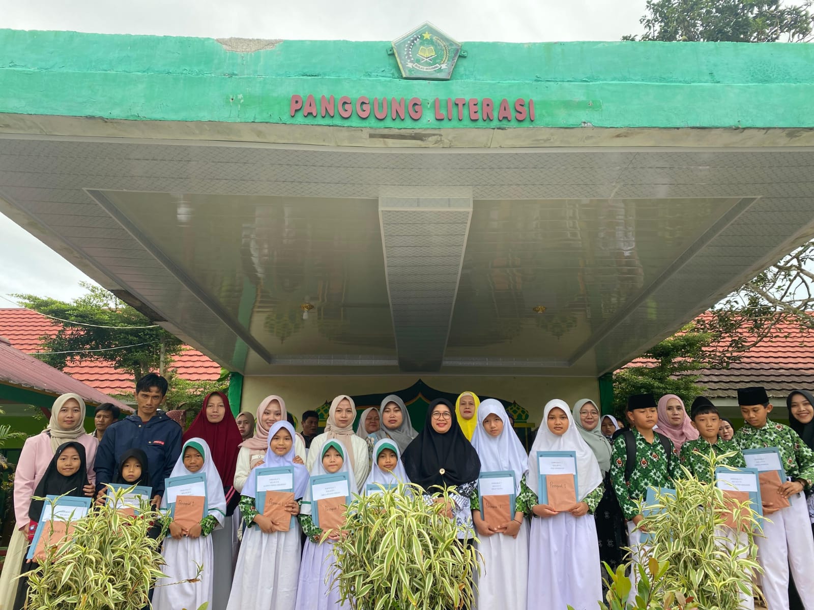 Pembagian Rapor Semester Genap Dirangkaikan dengan Penyerahan Hadiah Class Meeting MIN 2 Lambar