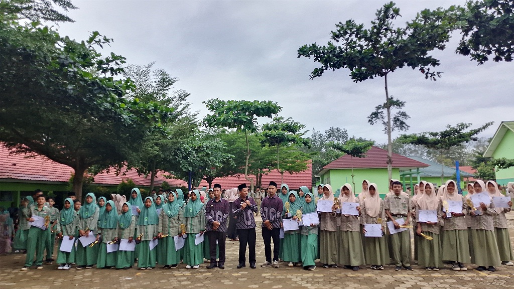 Meriah dan Penuh Haru, Pembagian Rapor Warnai Akhir Tahun Ajaran di MTsN 1 Way Kanan