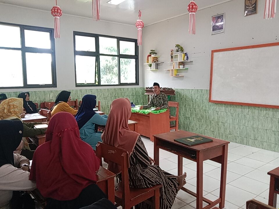 Evaluasi Capaian Belajar: MIN 3 Way Kanan Bagikan Rapor Semester Genap 2024/2025