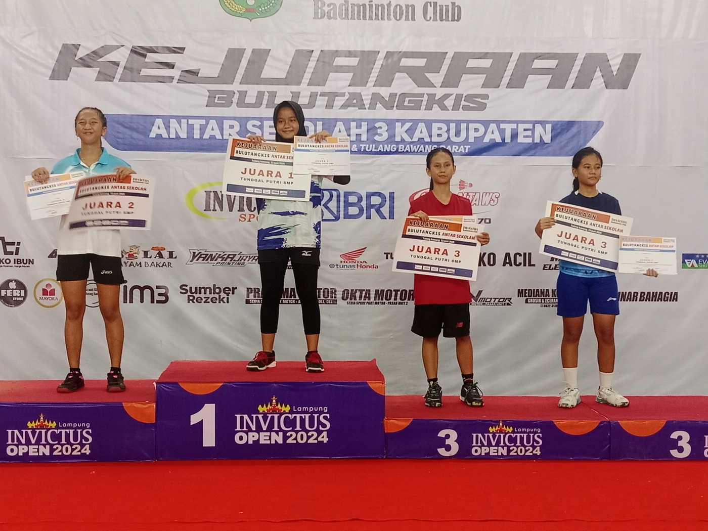 Siswa MTsN 1 Mesuji Sabet Juara Tiga di Kejuaraan Bulutangkis Antar Kabupaten