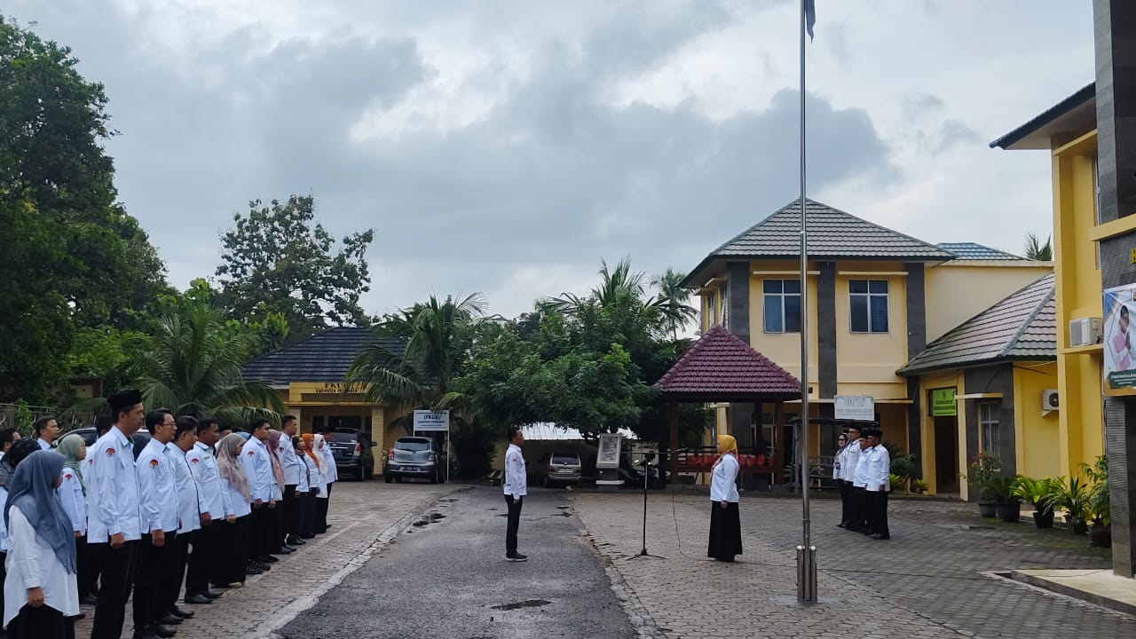 Apel Senin, Ketua Pokjaluh Ajak ASN Kemenag Pesawaran Tingkatkan Disiplin dan Peduli Lingkungan