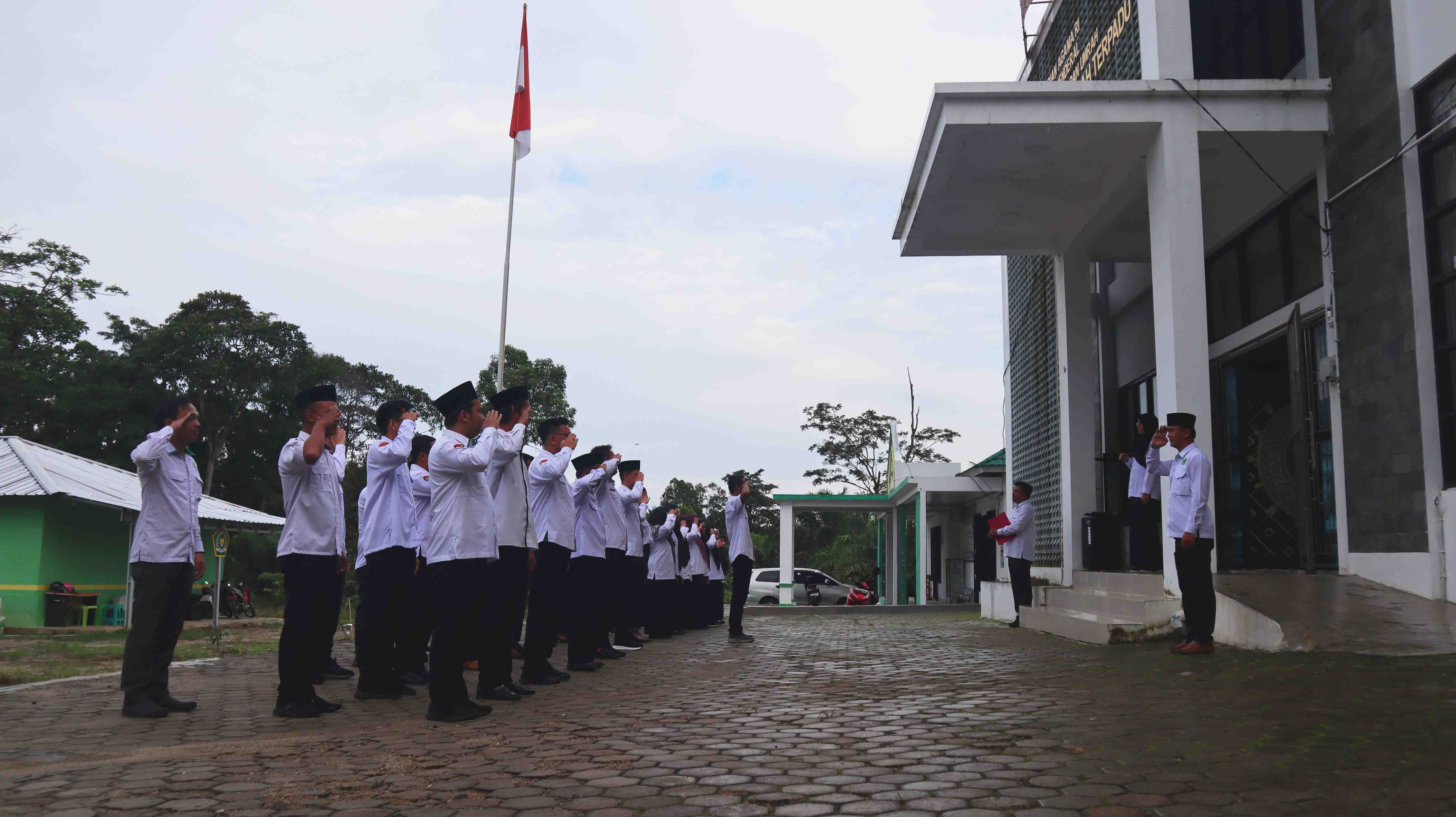 Apel Rutin Kemenag Pesisir Barat Setiap Hari Senin : Nadera Tekankan Keimanan dan Silaturahmi Sesama Pegawai
