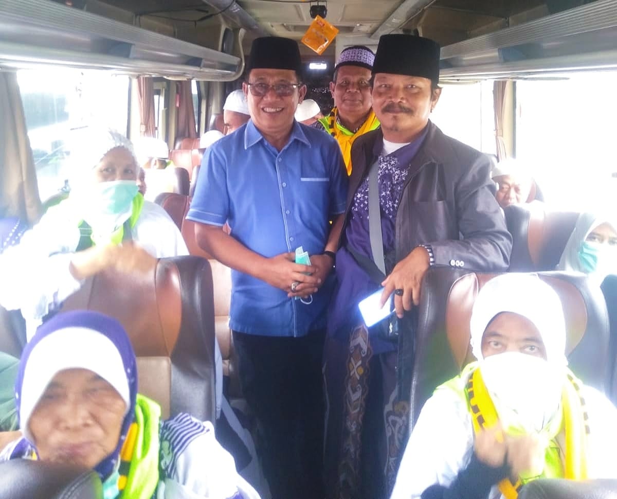 Kakankemenag Lampung Timur Sambut Langsung Kepulangan Jemaah Haji Kloter 28 di Asrama Haji Rajabasa