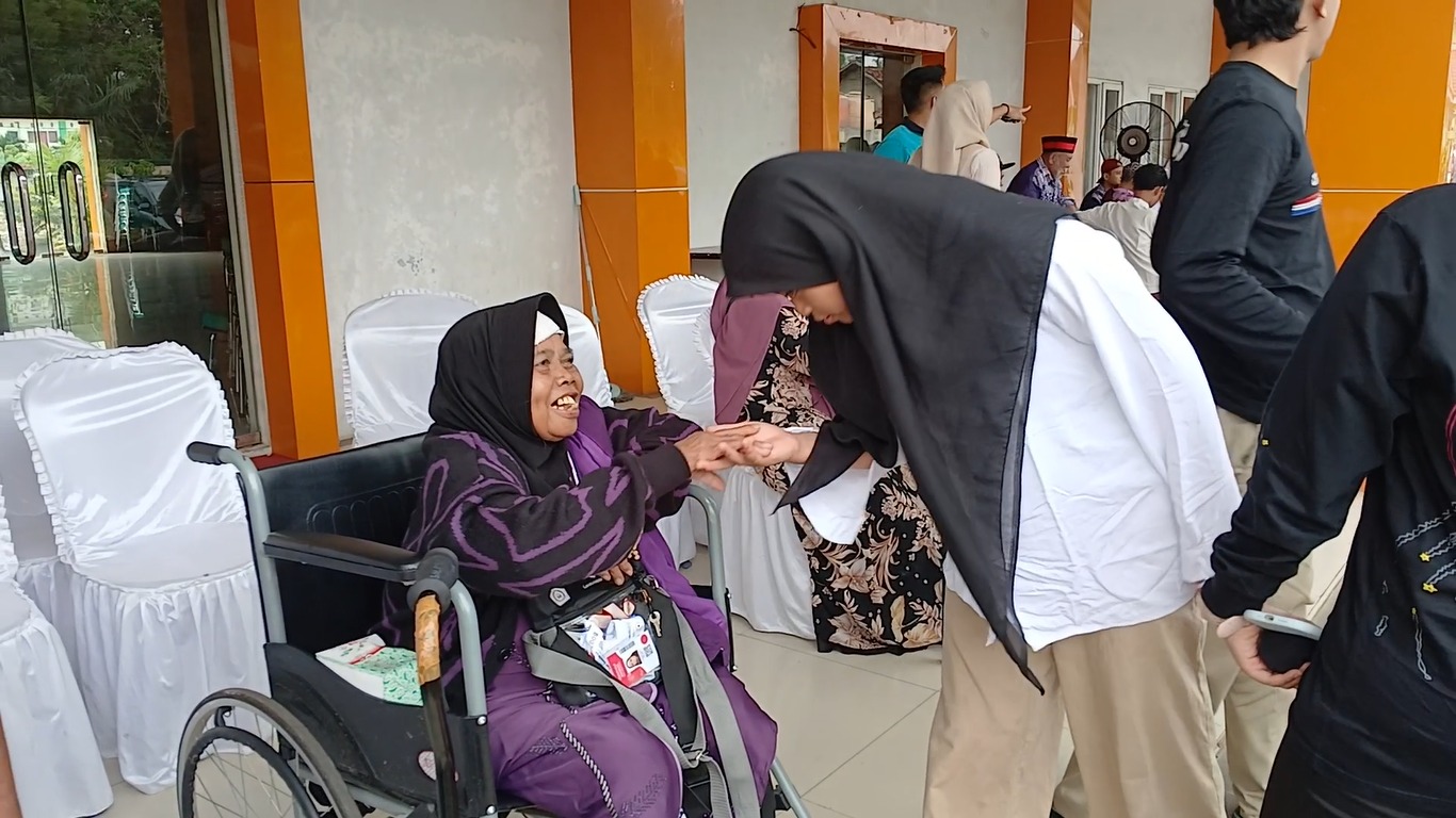 Haru Bahagia Sambut Kepulangan 386 Jemaah Haji Kloter 38 JKG Kota Bandar Lampung