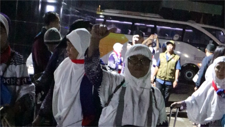 387 Jamaah Haji Kota Bandar Lampung Kloter 42 JKG Tiba di Tanah Air, Disambut Hangat di Asrama Haji Rajabasa