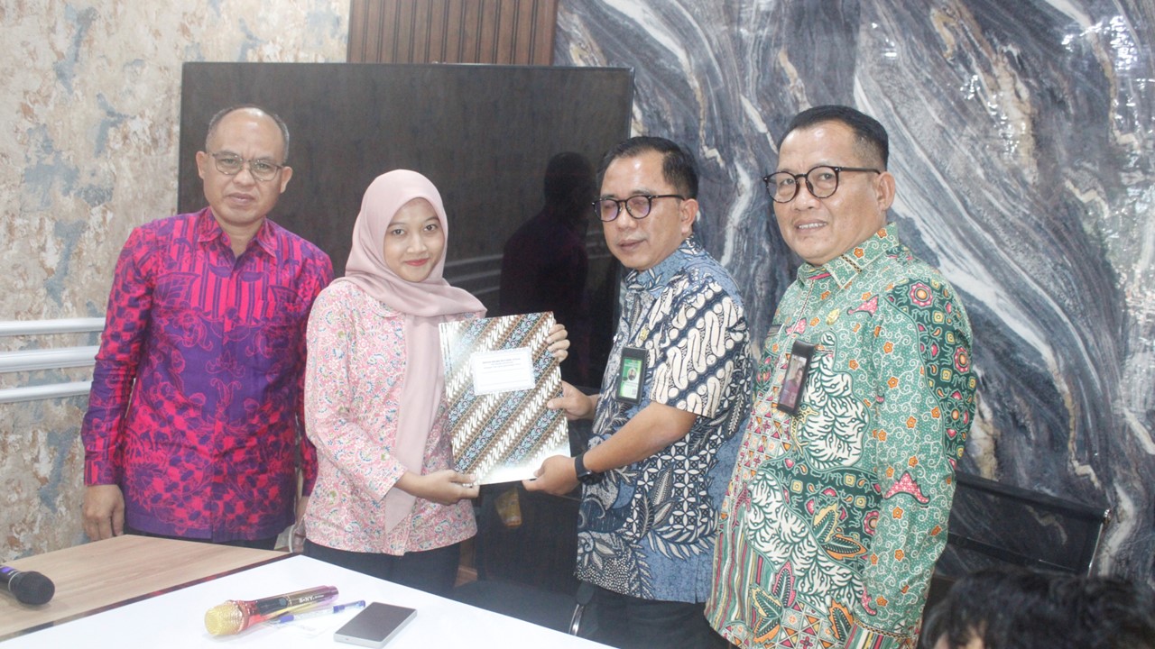 Kepala Kemenag Tanggamus Serahkan Tugas 8 CPNS dan 1 PPPK di KUA Kotaagung