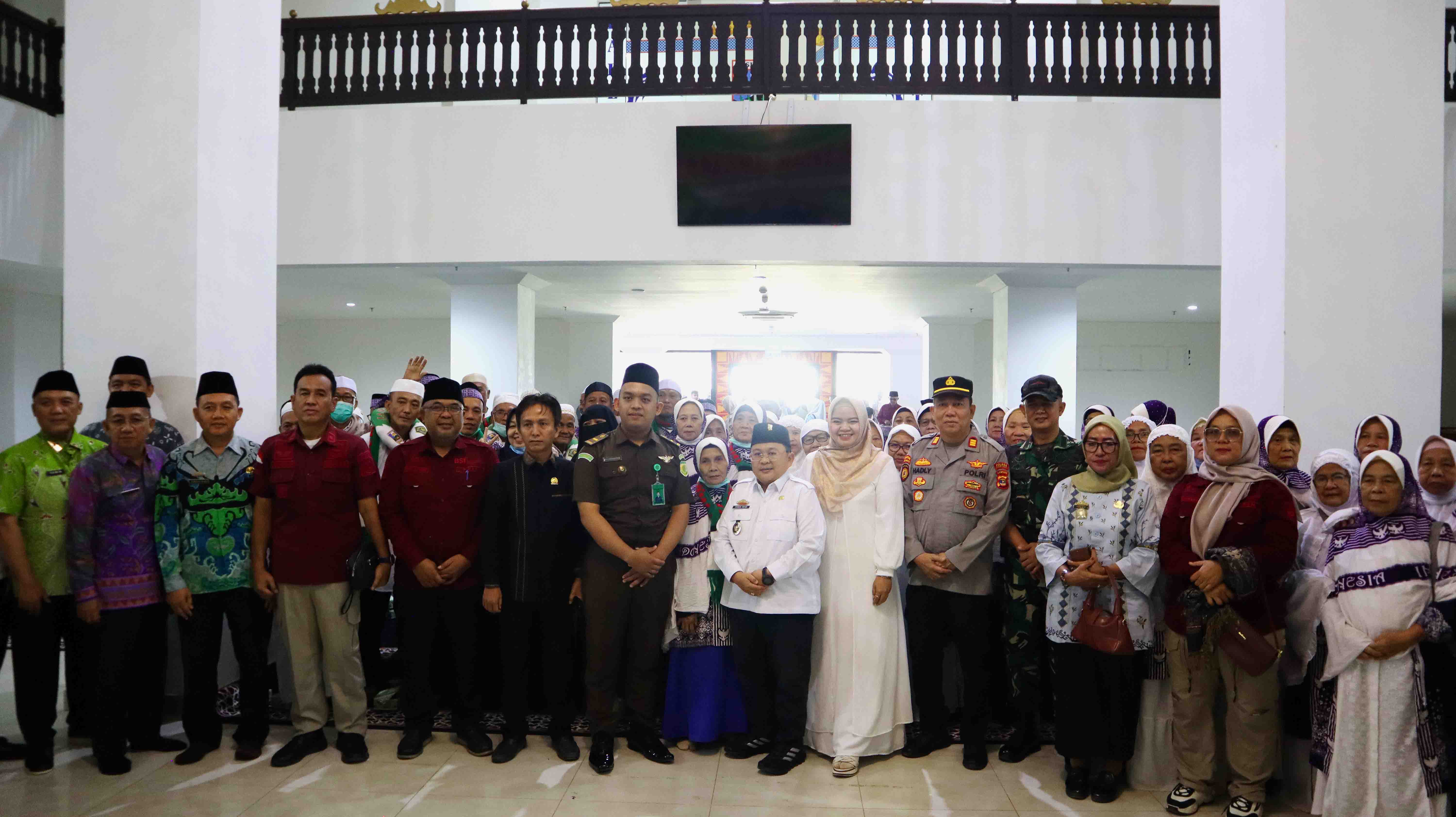 Penuh Haru dan Sukacita, Kemenag Pesisir Barat Sambut Kepulangan Jamaah Haji Kabupaten Pesisir Barat