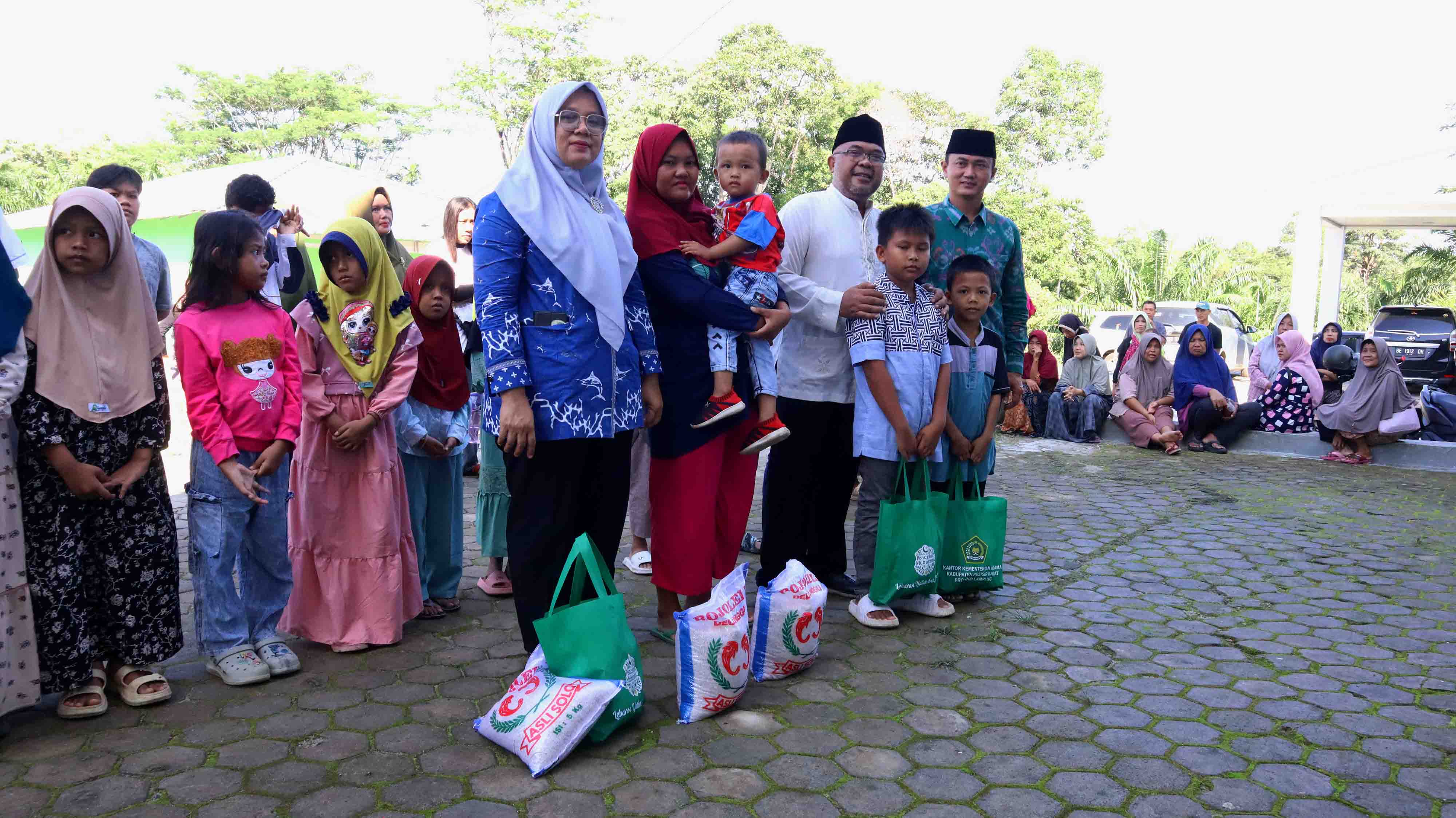 Kemenag Pesisir Barat Gelar Lebaran Yatim & Difabel 2025, Bagikan Bingkisan untuk Anak Yatim dan Penyandang Disabilitas