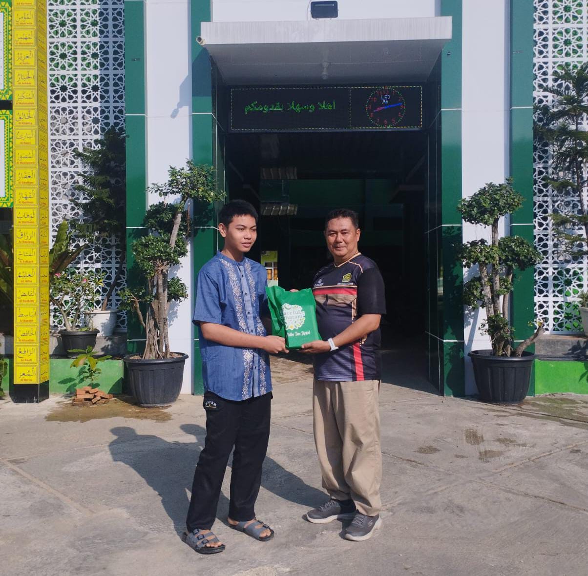 MTsN 1 Bandar Lampung Salurkan 30 Paket Bantuan Yatim Piatu dalam Kegiatan Peaceful Muharram 1447 H