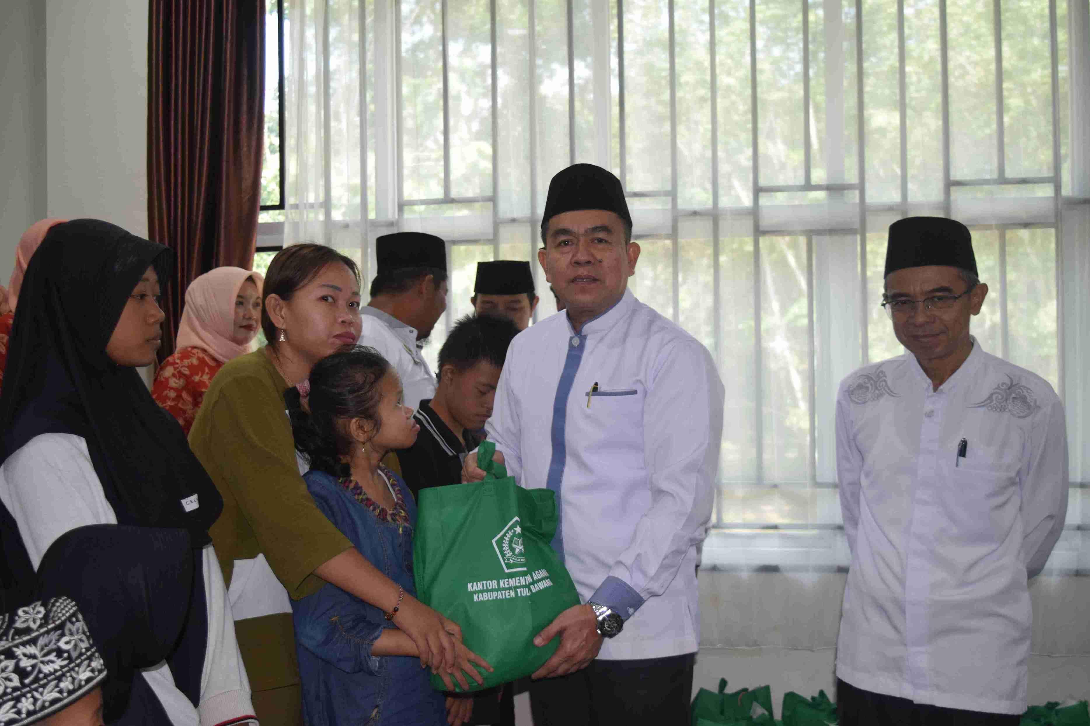 Hadirkan Keberkahan Kemenag Tulang Bawang Tebar 660 Paket Sembako pada Kegiatan Peaceful Muharam Lebaran Anak Yatim dan Disabilitas