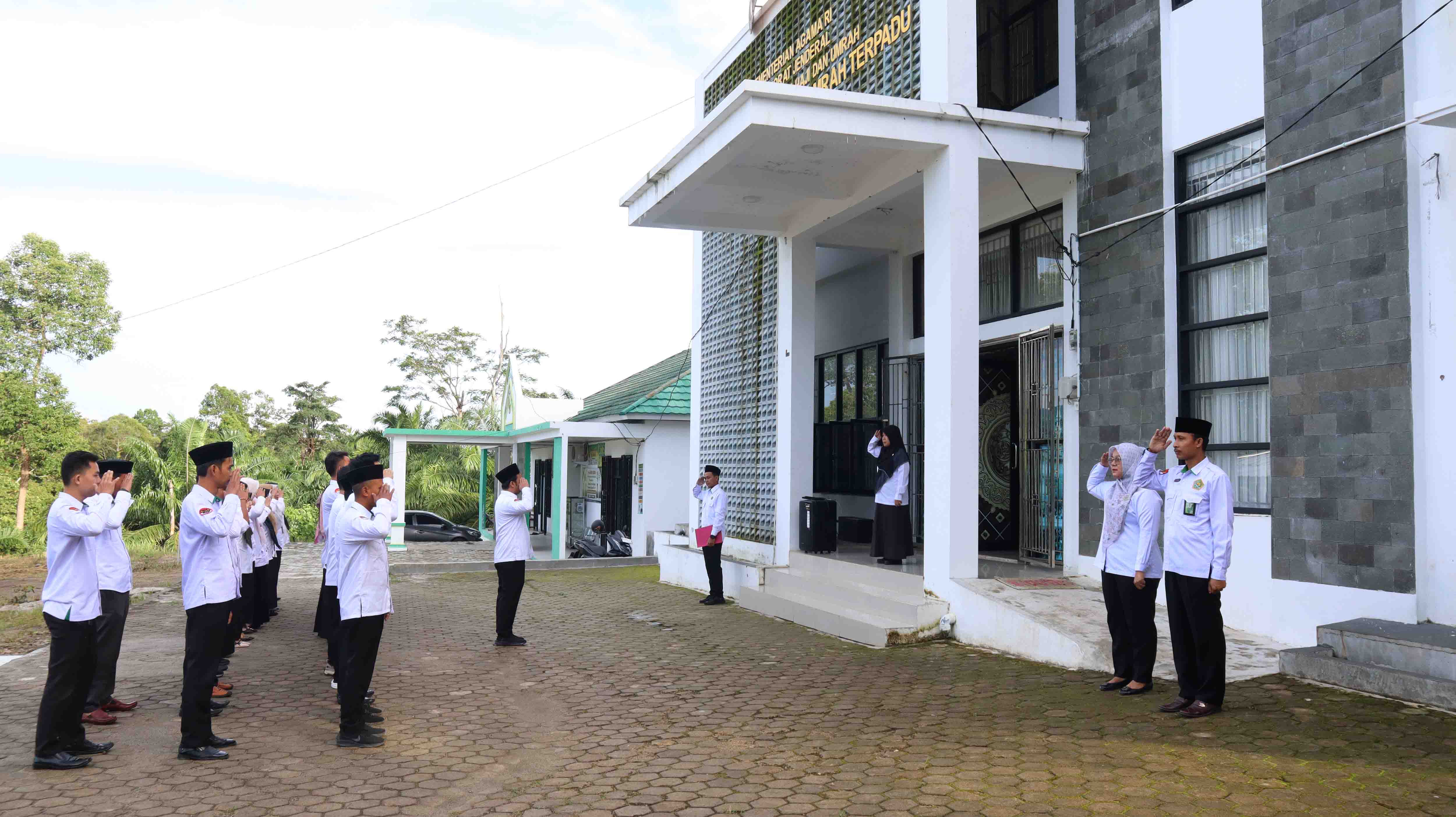 Semangat Filosofi KOPI Warnai Apel Rutin Kemenag Pesisir Barat