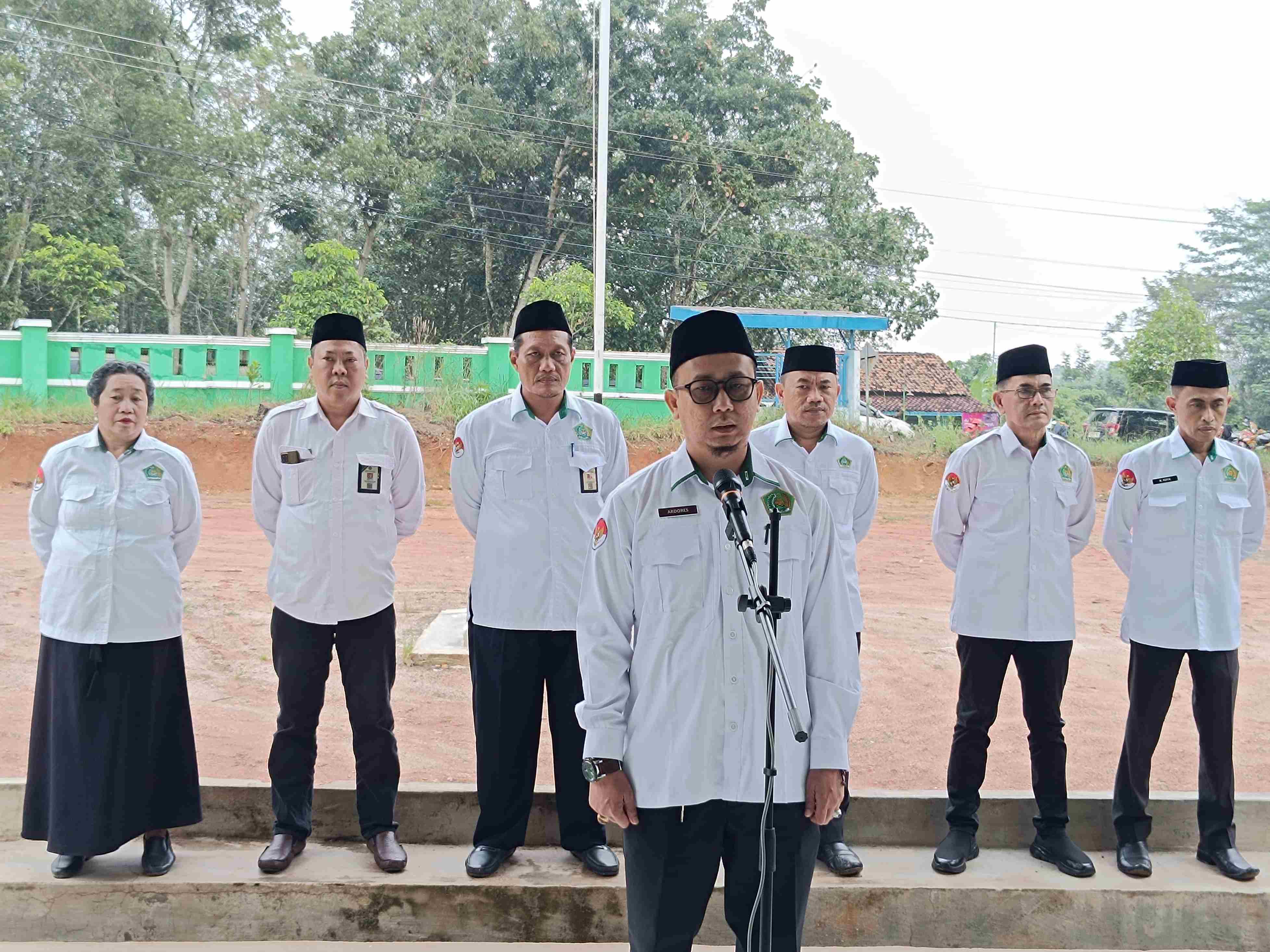 Apel Senin Pagi, Kepala KUA Gunung Labuhan: Disiplin, Syukur, Semangat, dan Kerja Sesuai Tupoksi
