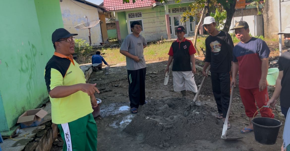 Peduli Kebersihan Lingkungan, KUA Kecamatan Banjit Lakukan Gotong Royong