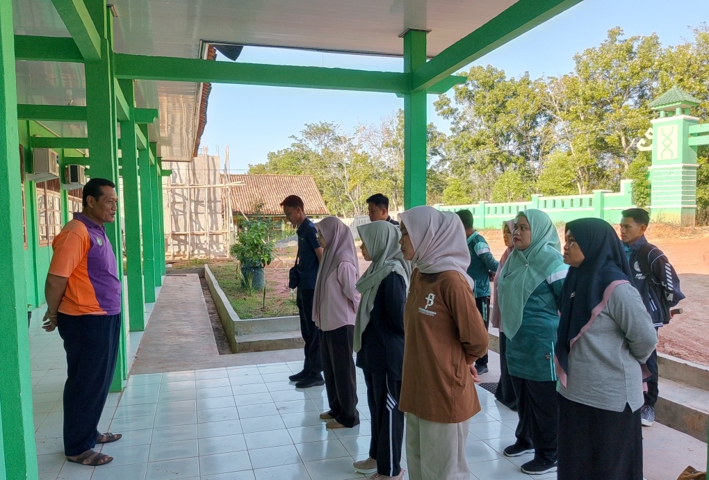 Semangat Kebersamaan, Kasubag TU Kemenag Way Kanan Ajak CPNS dan PPPK Tahap I Tahun 2024 Lakukan Gotong Royong