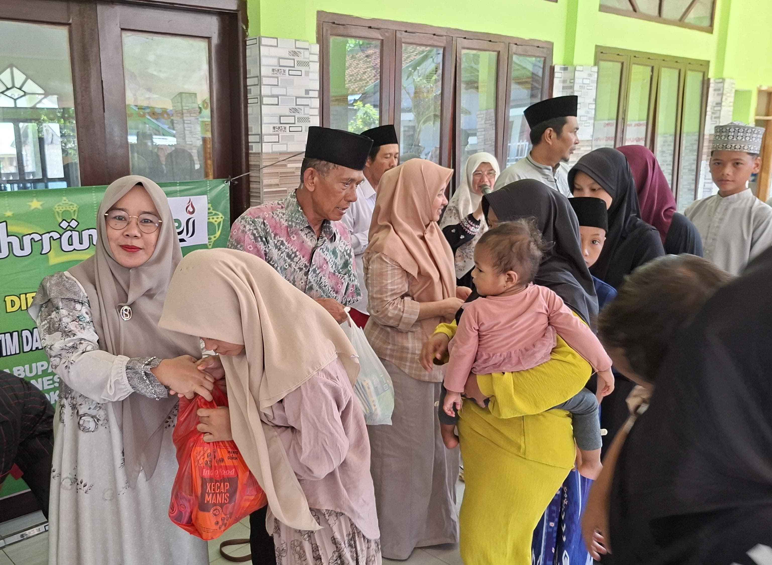 Kemenag Pesawaran Salurkan 50 Paket Sembako untuk Anak Yatim dan Difabel di Pulau Pahawang