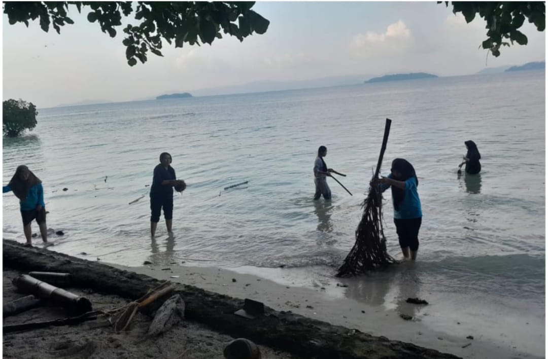 IPARI Kabupaten Pesawaran Gelar Aksi Bersih-Bersih Pantai di Pulau Pahawang.