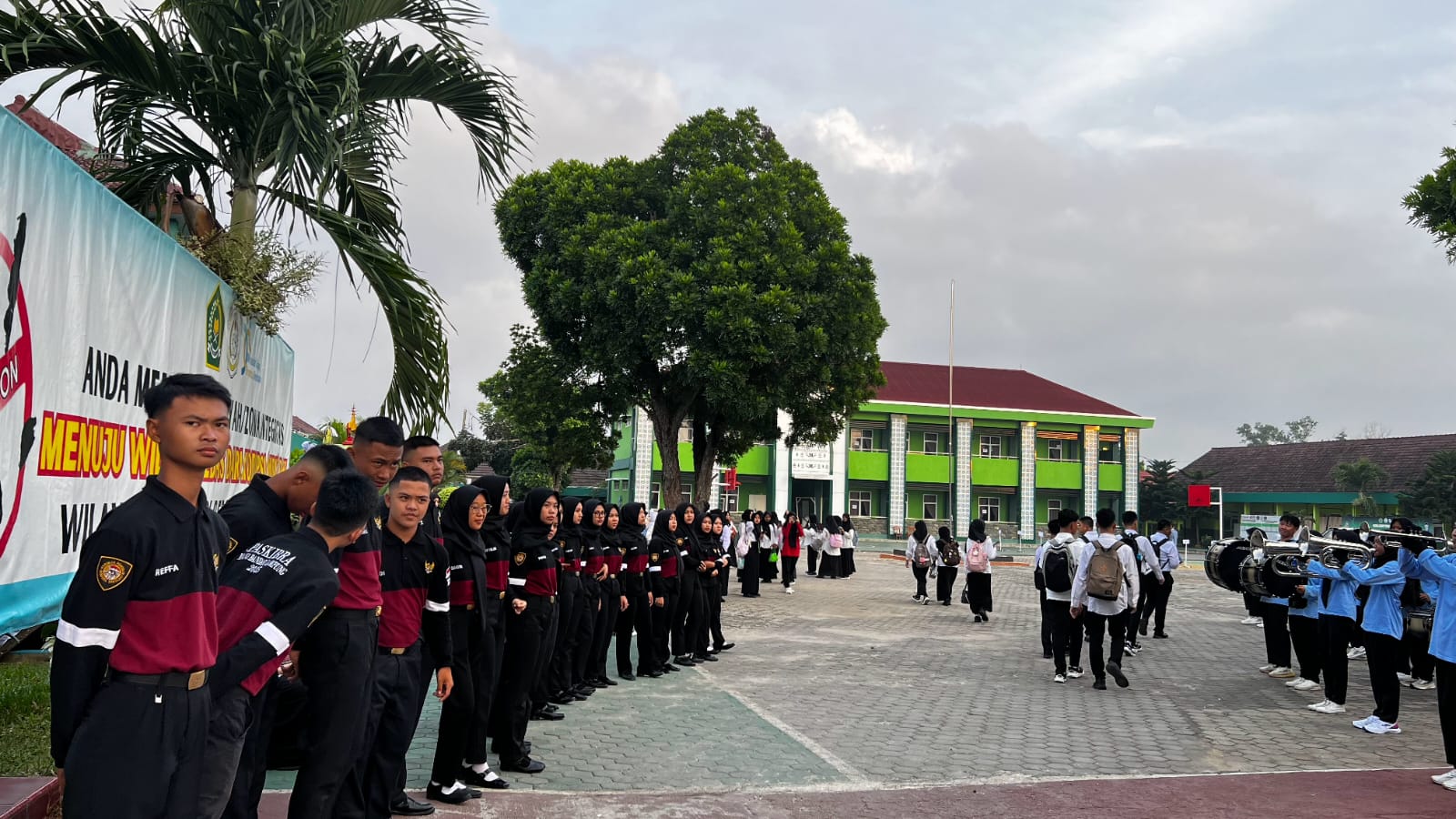 Senyum, Salam, Sapa (3S) dan Iringan Marching Band Warnai Penyambutan Siswa Baru MAN 1 Bandar Lampung