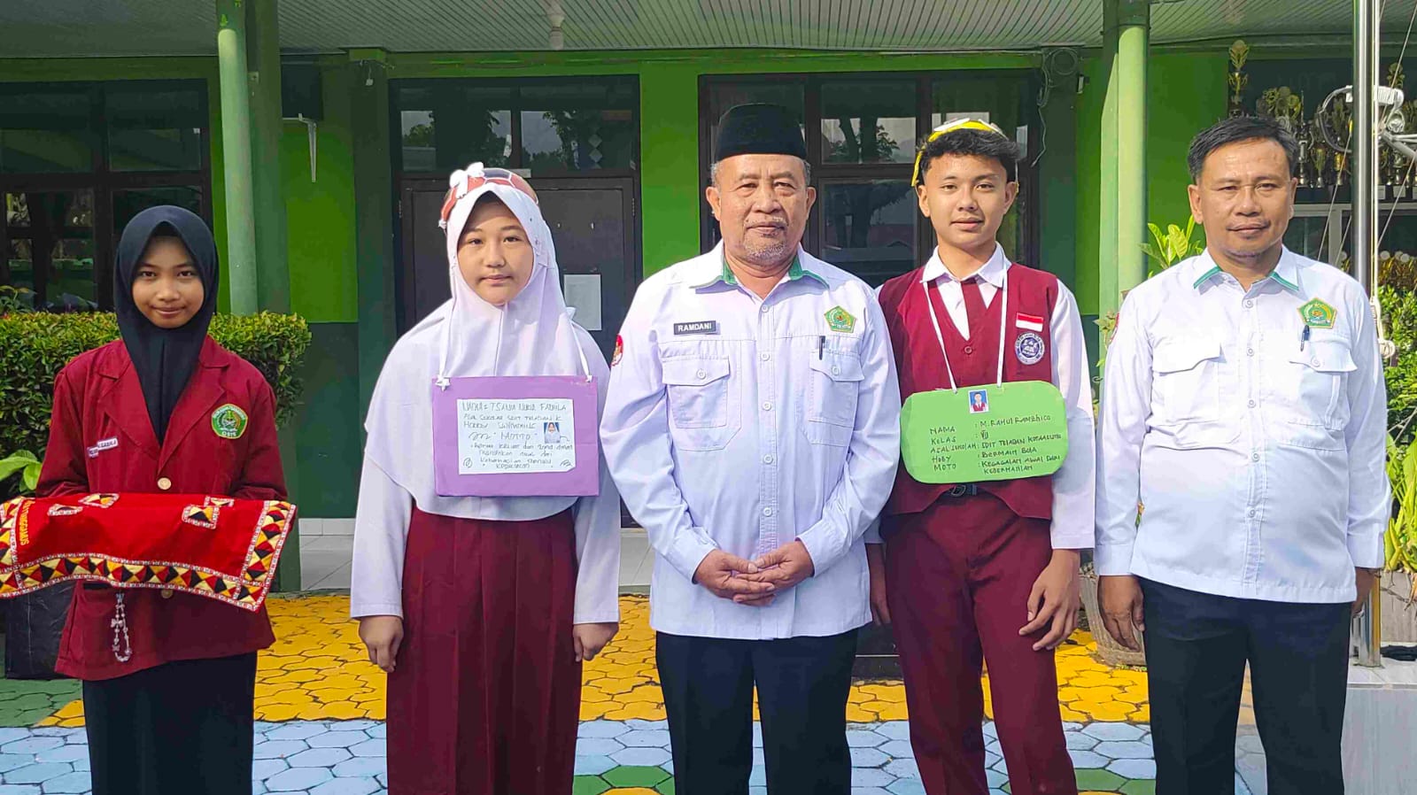 Penyematan Tanda Pengenal Jadi Simbol Awal MATSAMA MTsN 1 Tanggamus Tahun Pelajaran 2025/2026