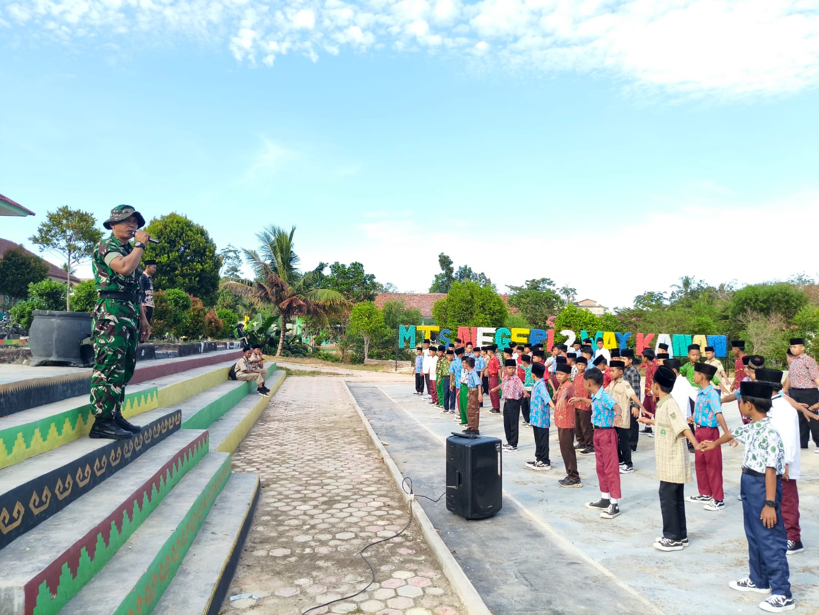Peserta MATSAMA MTsN 2 Way Kanan Antusias Ikuti Latihan Baris-Berbaris Bersama TNI dari Koramil Pakuan Ratu