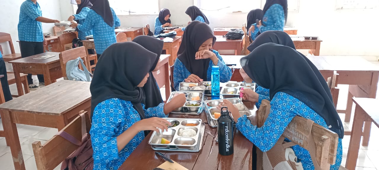 Efektivitas Program Makan Bergizi Gratis terhadap Kesadaran Pola Makan Sehat Siswa Madrasah: Pengamatan Hari Keempat di MAN 1 Way Kanan