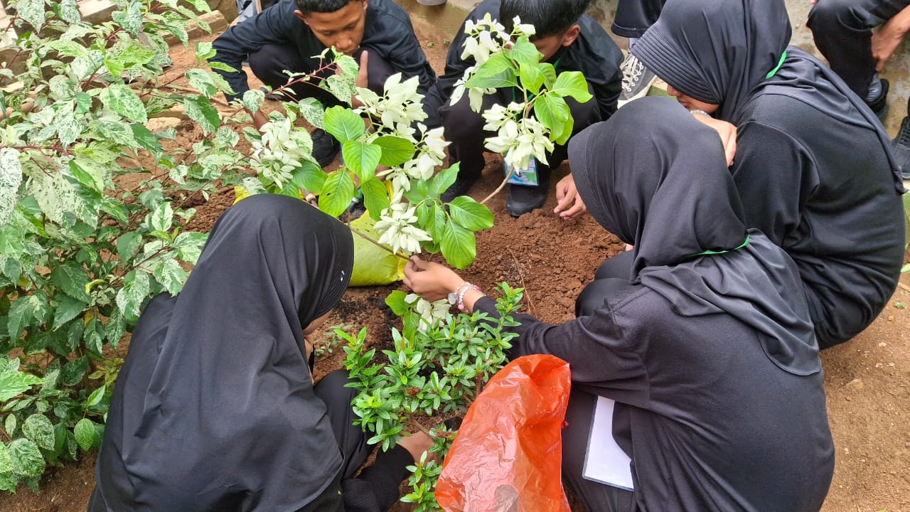 Penanaman Pohon pada Hari Ketiga Matsama: Menumbuhkan Karakter Peduli Lingkungan di MAN 1 Bandar Lampung