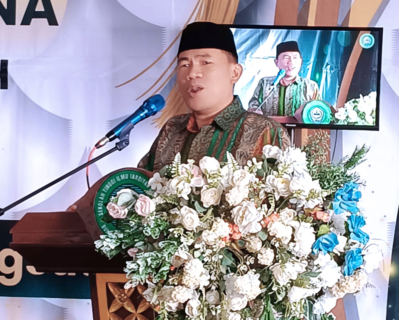 Hadiri Yudisium STIT Al-Hikmah, Kakankemenag Way Kanan Sampaikan Orasi Ilmiah "Mencetak Sarjana Unggul, Moderat dan Berkebangsaan"