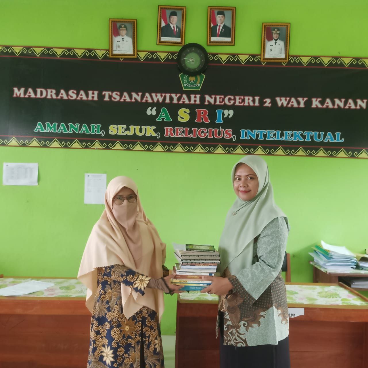Tingkatkan Literasi, Guru SKI MTsN 2 Way Kanan Sumbangkan Buku untuk Perpustakaan