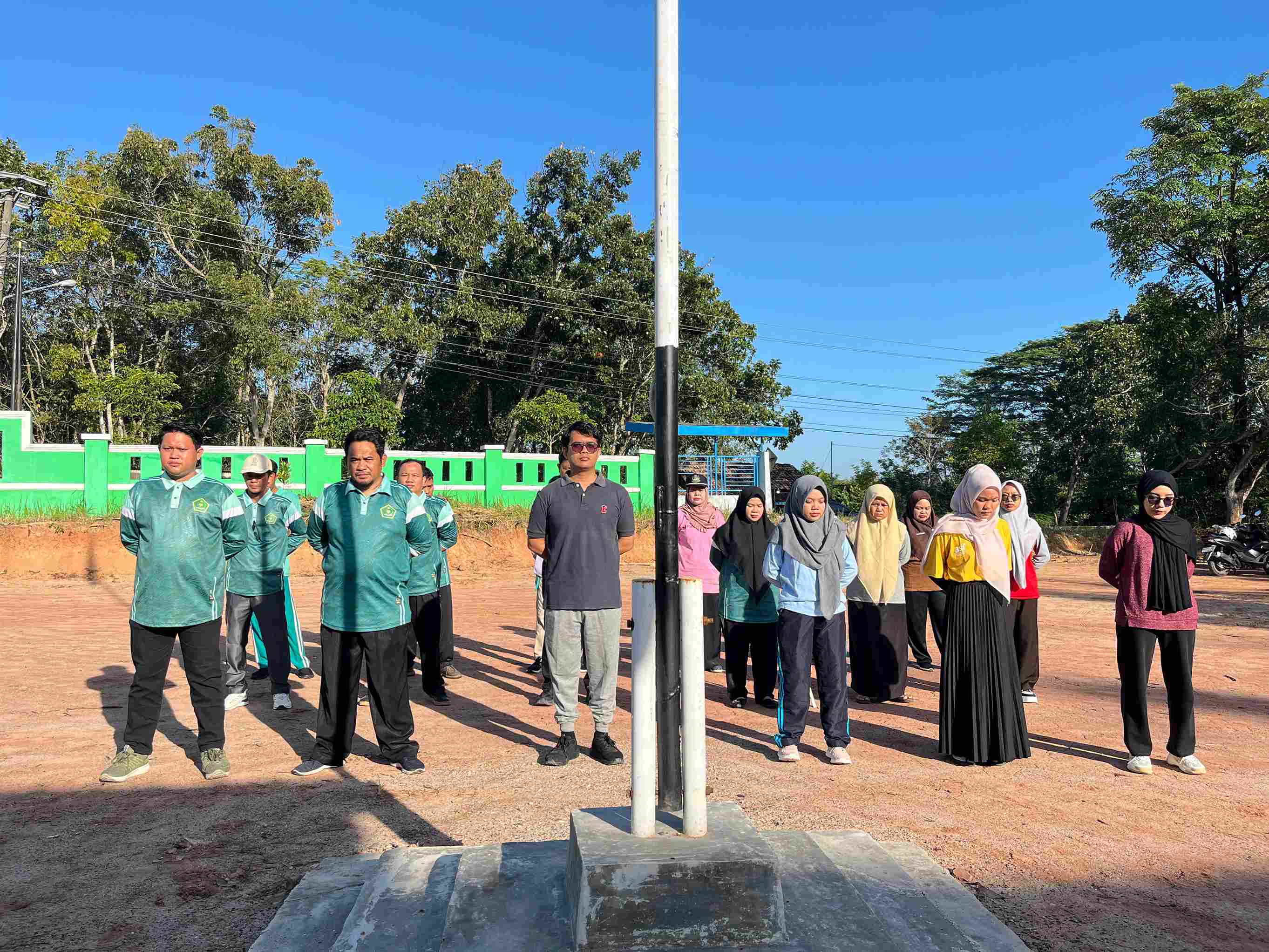 Jaga Kebugaran dan Kebersihan: Kemenag Way Kanan Gelar Senam Sehat dan Gotong Royong Bersama CPNS dan PPPK Tahap I Tahun 2024