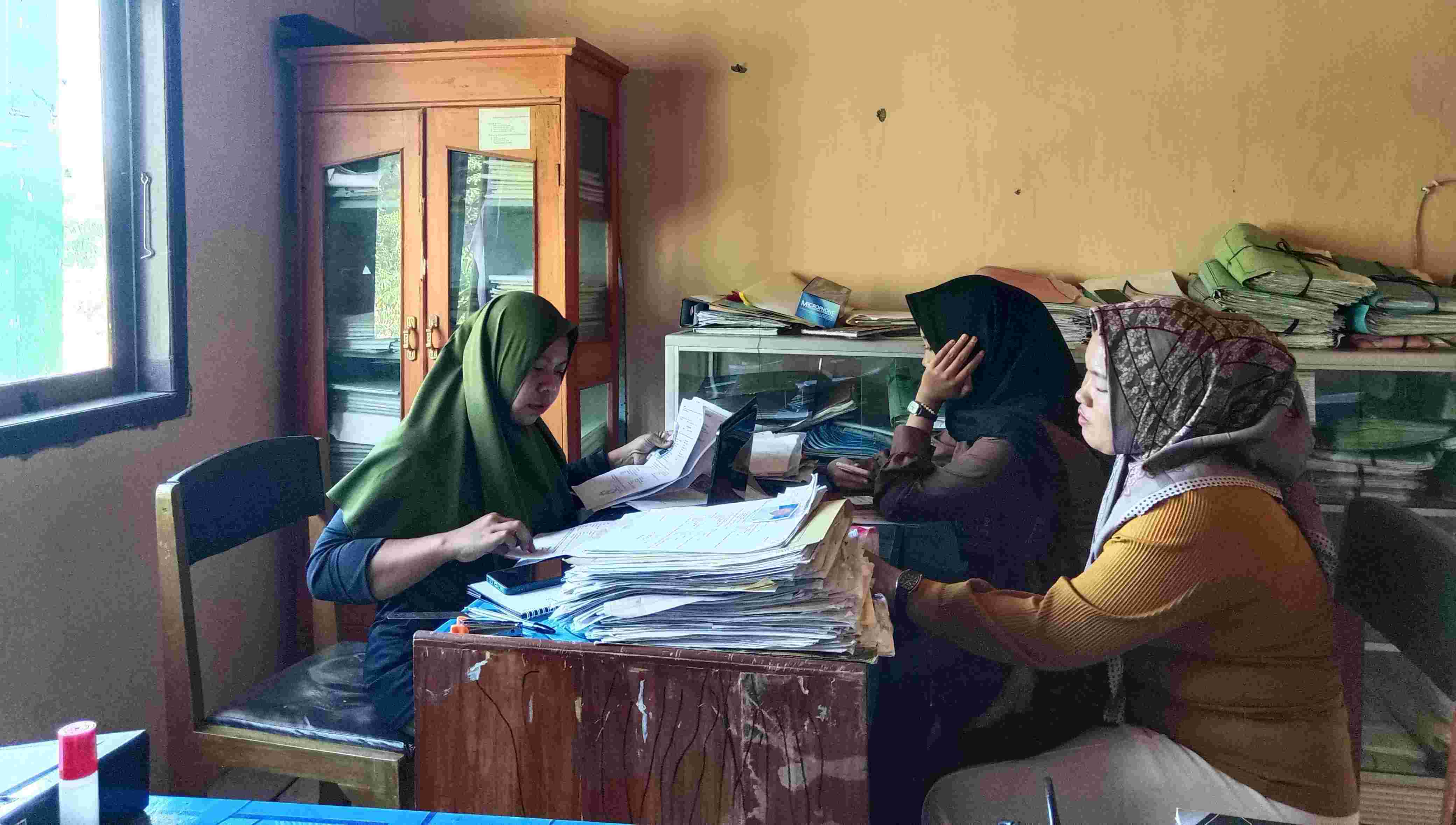 Operator Layanan KUA Negeri Agung Layani Pembuatan Rekomendasi Nikah untuk Warga Gedung Menang