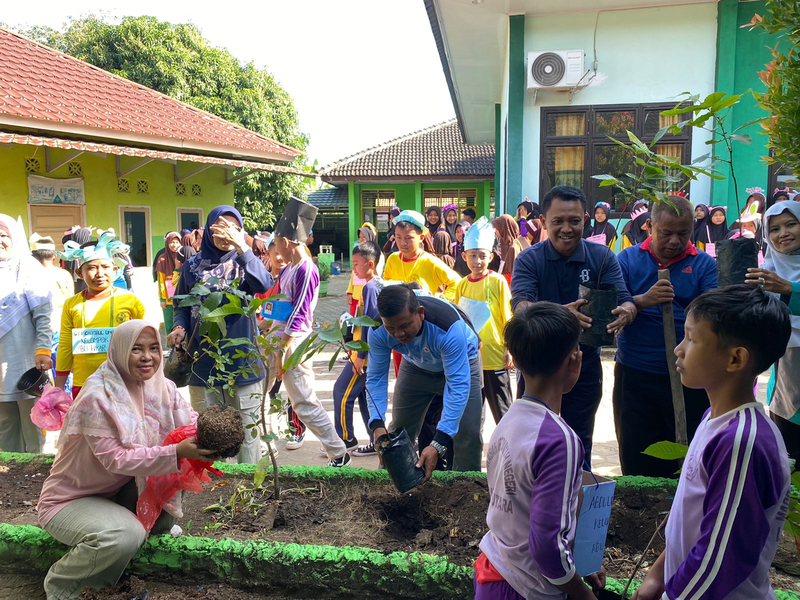 Kepala MTsN 1 Lampung Utara dan Peserta MATSAMA Tanam Pohon: Wujud Nyata Penerapan Ekoteologi di Madrasah