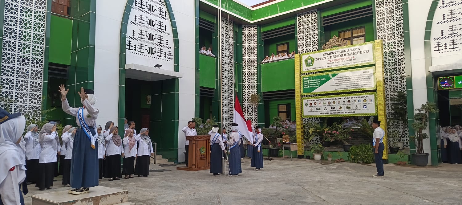 Upacara Bendera Perdana Tahun Ajaran Baru, Kepala MTsN 1 Bandar Lampung: “Siswa Harus Punya Tujuan Hidup yang Terarah”
